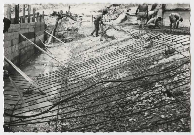 Costruzione dello sbarramento di Gorizia. Area di cantiere in alveo per la costruzione della traversa. Predisposizione armatura per getto di cemento armato